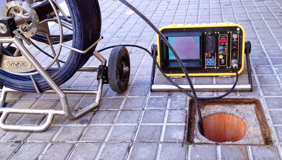 Técnico realizando desatoro urgente en Málaga